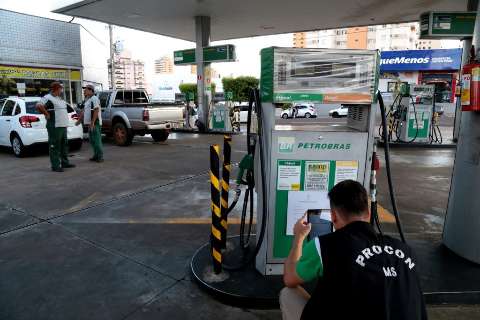 Procon fiscaliza postos e flagra abuso com litro da gasolina a 4,68 na Capital