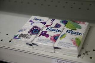 A grande procura por lenços deixou poucas unidades na prateleira de farmácia (Foto: Fernando Antunes)