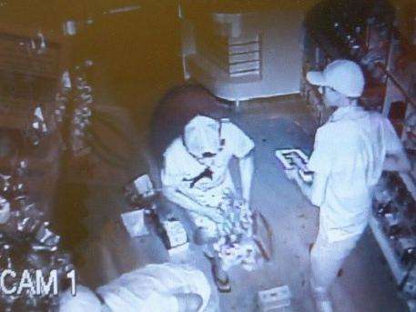 Ladr&otilde;es invadem loja, deixam R$ 200 para tr&aacute;s e s&oacute; levam ovos da P&aacute;scoa