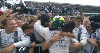 Massa cumprimenta a família, ao final da corrida em que conquistou o pódio pela sexta vez em Interlagos. (Foto: Reprodução/TV Globo)