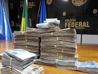 No total, foram apreendidos R$ 150 mil em dinheiro (Foto: divulgação / Polícia Federal) 