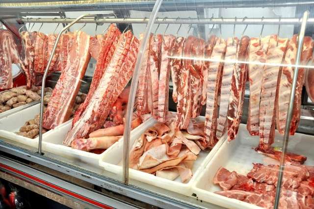Prefeitura re&uacute;ne comerciantes para discutir venda de carne na Feira Livre