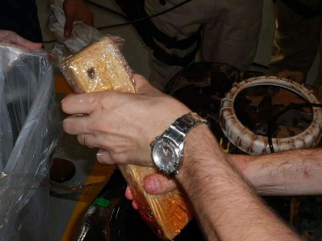  Casal transportava 100 kg de maconha em tanque e nos pneus de caminhonete