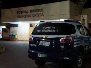 Viatura da PM no hospital onde as vítimas foram internadas. (Foto: Folha da Cidade) 