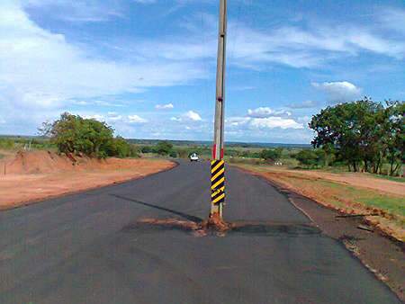  Poste de alta tens&atilde;o &eacute; deixado no meio da rodovia MS-436