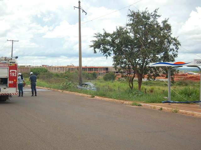  Ao ser &ldquo;fechado&rdquo;, motorista colide em poste e carro pega fogo