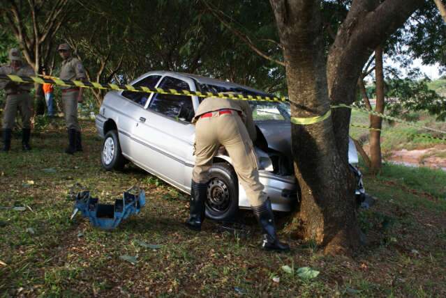  &Aacute;rvore salva bombeiro de cair no c&oacute;rrego ap&oacute;s perder controle de ve&iacute;culo