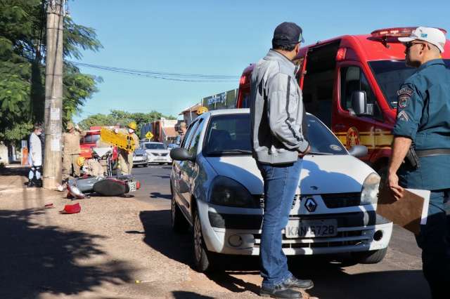 Motociclista toca em carro, perde controle e acerta poste no Tiradentes