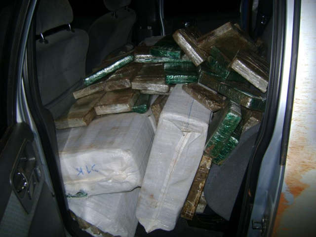  Traficantes furam bloqueio policial e abandonam carro com 409 Kg de maconha