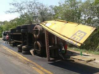Com o impacto, o baú do caminhão se partiu ao meio, lançando a carga sobre a via.(Foto:Divulgação)