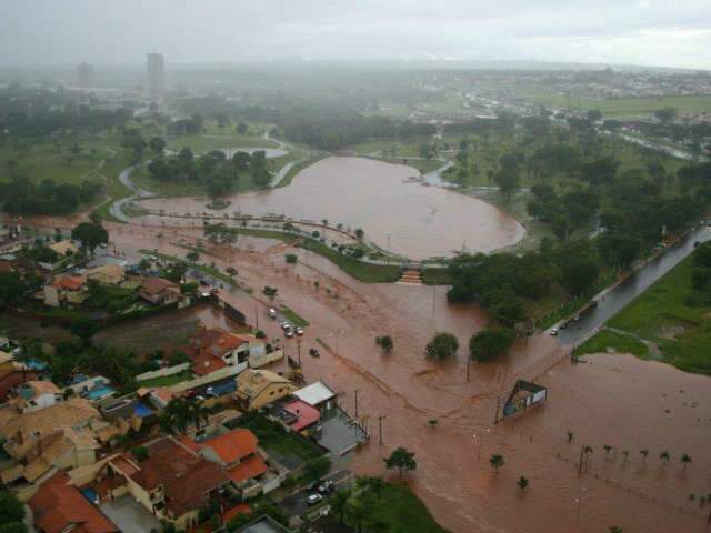  V&iacute;deos mostram estragos causados pela chuva em Campo Grande