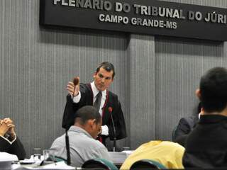 Acusação, promotor Douglas dos Santos reforçou que crime foi encomendado e teve motivação política. (Foto: João Garrigó)
