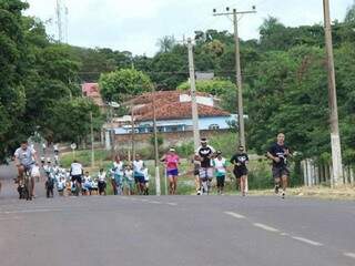 Corredores passam por trecho de prova em Corumbá (Foto: Divulgação)