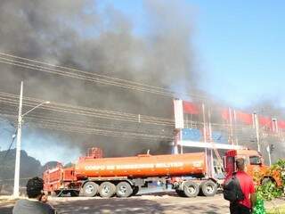 Caminhão-pipa também é utilizado para combater as chamas. (Fotos: Luciano Muta)
