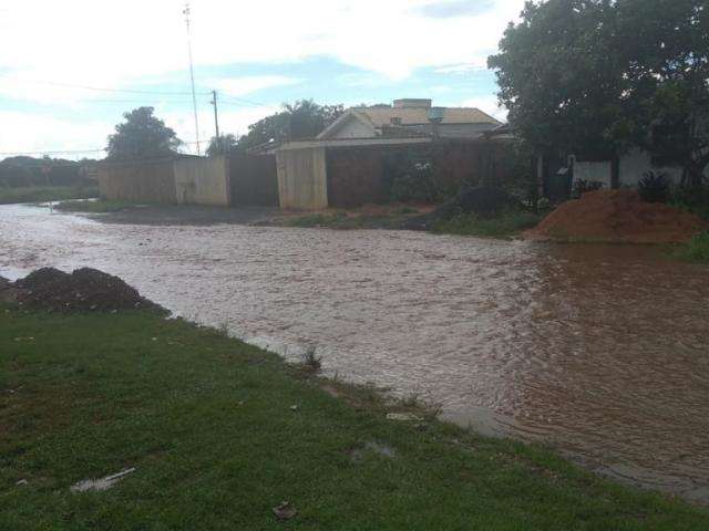 Ap&oacute;s chuva de 10 minutos, ruas viram rios em bairros de Campo Grande
