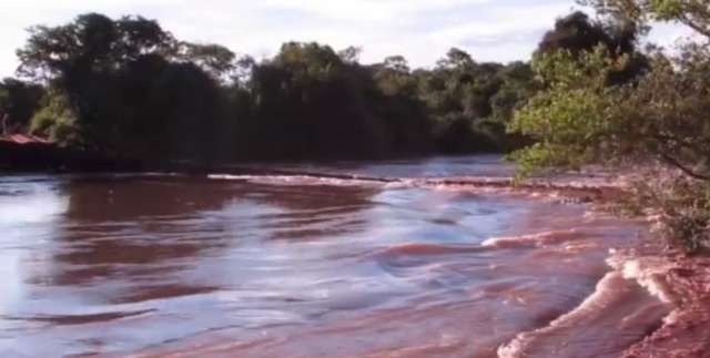 Danificada com batida de embarca&ccedil;&atilde;o, ponte n&atilde;o resiste &agrave; correnteza e cai