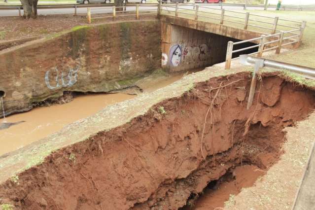 Prefeitura diz que avenida atingida pela chuva est&aacute; sendo monitorada