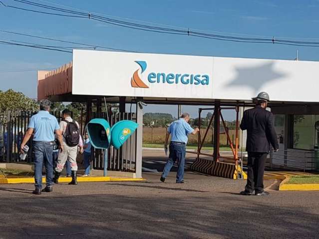 Sindicato faz protesto em frente &agrave; Energisa, contra demiss&otilde;es