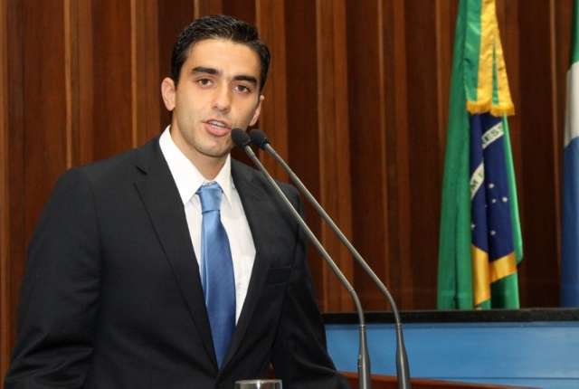 Jovem que ensina ingl&ecirc;s pela internet &eacute; homenageado por deputados