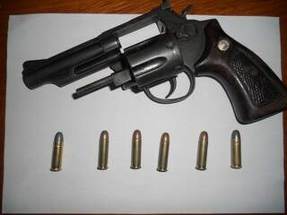 A polícia encontrou um revólver calibre 38 com um dos suspeitos (Foto: Divulgação)