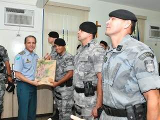 Policiais receberam de presente um livro que conta a história da PM (Foto: Luciano Muta)