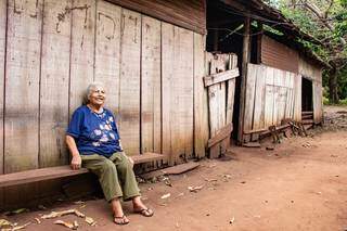 Aos 84 anos, Maria Rafaela sente saudade de quando podia trabalhar mais. (Foto: Kisie Ainoã)