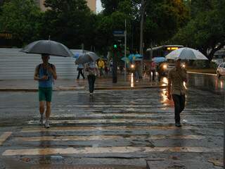 Hoje vai chover o dia inteiro. O tempo só vai se normalizar a partir de amanhã. (Foto: Simão Nogueira)
