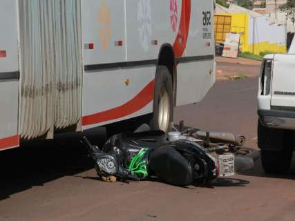 Jovem derrapa moto e fica preso embaixo de &ocirc;nibus em acidente