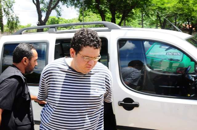 Acad&ecirc;mico que matou no tr&acirc;nsito chega a local onde vai por tornozeleira