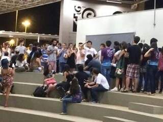 Estudantes decidiram ocupar a UEMS de Campo Grande na segunda-feira (07). (Foto: Direto das Ruas)