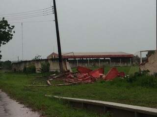 Muro do estádio Otávio Fontoura em Bela Vista caiu com a força do vento. (Foto: Ademir Mendonça) 