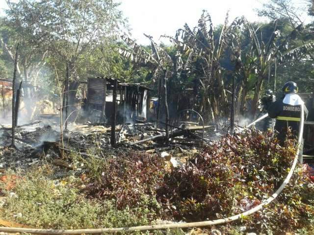Inc&ecirc;ndio destr&oacute;i dois barracos em favela de Campo Grande