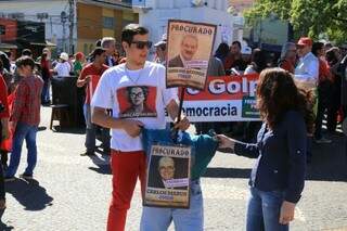 Eles fazem críticas aos deputados de MS que votaram a favor do impeachment (Foto: Marcos Ermínio)