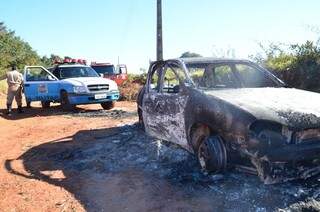 Veículo ficou totalmente destruído e foi localizado hoje de manhã (Foto: Vanderlei Aparecido)