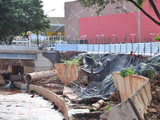 Com sinaliza&ccedil;&atilde;o refor&ccedil;ada e tapume escondendo rio, avenida &ldquo;inaugura&rdquo; shopping