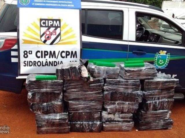 Ap&oacute;s persegui&ccedil;&atilde;o traficante abandona ve&iacute;culo com 358 quilos de maconha