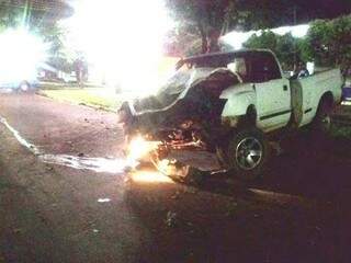 Frente do veículo ficou destruída (Foto: Tá na Mídia Naviraí)