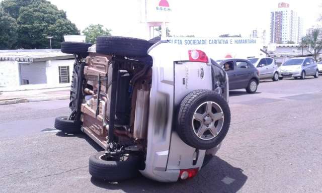 Motorista sai ilesa de batida e capotagem de Ecosport 