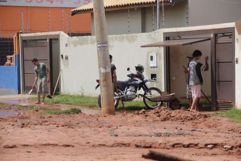 Estragos causados pela chuva no bairro Vivendas do Parque (Foto: Marcos Ermínio)