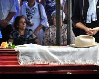 Nilda Coelho no enterro do ex-senador Lúdio Coelho (Foto: João Garrigó/arquivo)