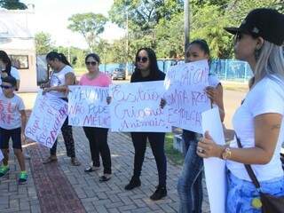 Mulheres protestam em frente à Justiça Federal (Foto: Marina Pacheco) 