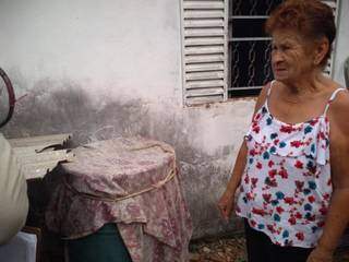 Dona Izulina acumula água da chuva em um barril vedado com lençol (Foto: Mirian Machado)