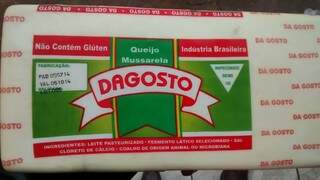 Mercado enviou imagem de pedaço de queijo que ilustra formato da impressão da data de validade (Foto: Divulgação)