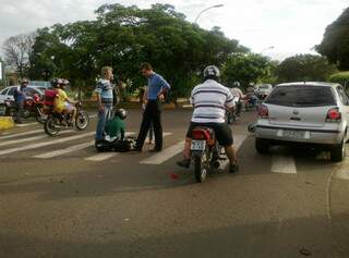Motociclista ficou ferida em acidente na Ernesto Geisel. (Foto: Ricardo Gomes)