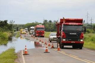 Concessionária sinalizou trecho de rodovia alagado pelo Rio Dourados (Foto: Eliel Oliveira)