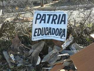 Como forma de protesto, Sílvio colocou uma placa escrito &quot;Pátria Educadora&quot; no lixo. (Foto: Direto das ruas)