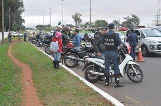 Em um dos pontos de fiscalização, pelo menos dez motos foram recolhidas (Foto: Marcelo Calazans)