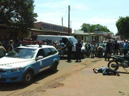 Homem &eacute; executado com dez tiros em frente a supermercado