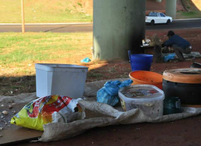  Vizinhas ao Cetremi, pessoas preferem ficar na rua, sob pontilh&atilde;o