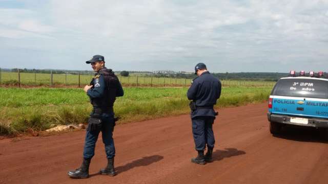 Homem encontrado morto em estrada &eacute; identificado pela irm&atilde;; ele tinha 22 anos